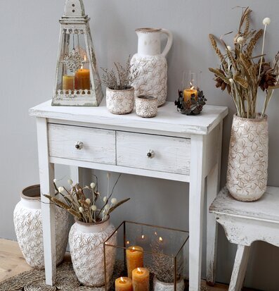 Ljusstake Med Bladdekor från Chic Antique på vit byrå