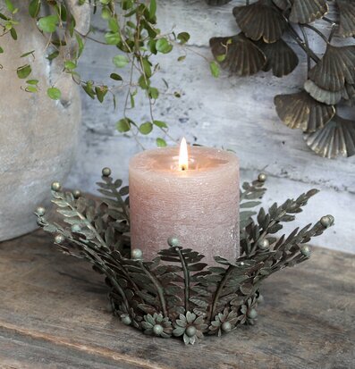 Ljusfat Med Bladdekor från Chic Antique på trären yta