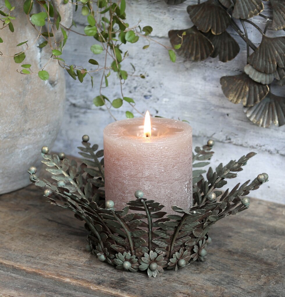 Ljusfat Med Bladdekor från Chic Antique på trären yta