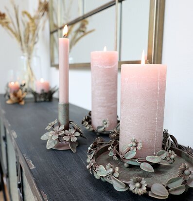 Ljusstake Med Blomsterdekor från Chic Antique på trämöbel