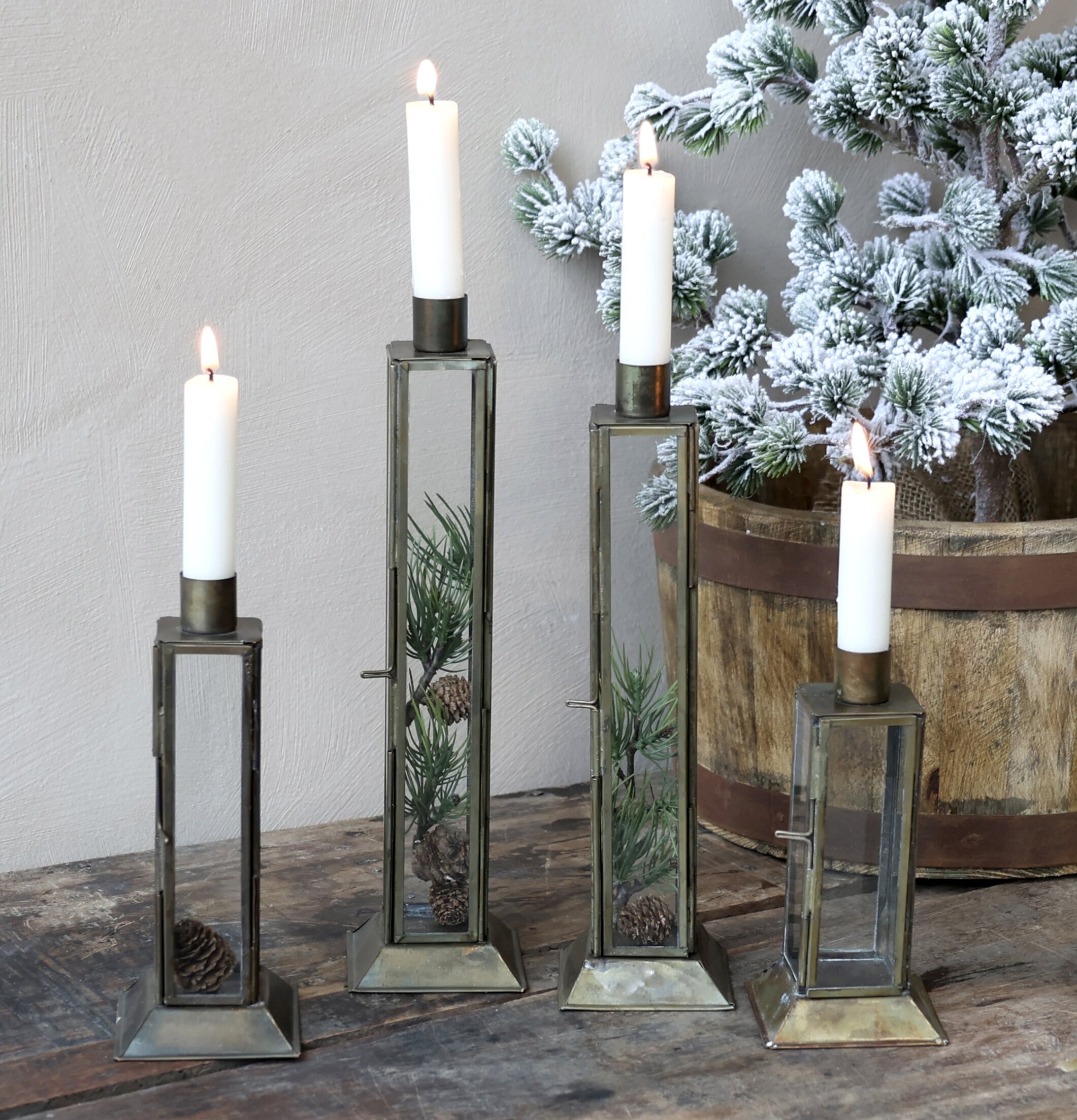 Ljusstake Med Glasdörr från Chic Antique på rustikt träbord