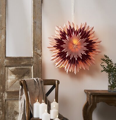 Pappersstjärna Ice Rosa/Röd från Star Trading hänger på vägg