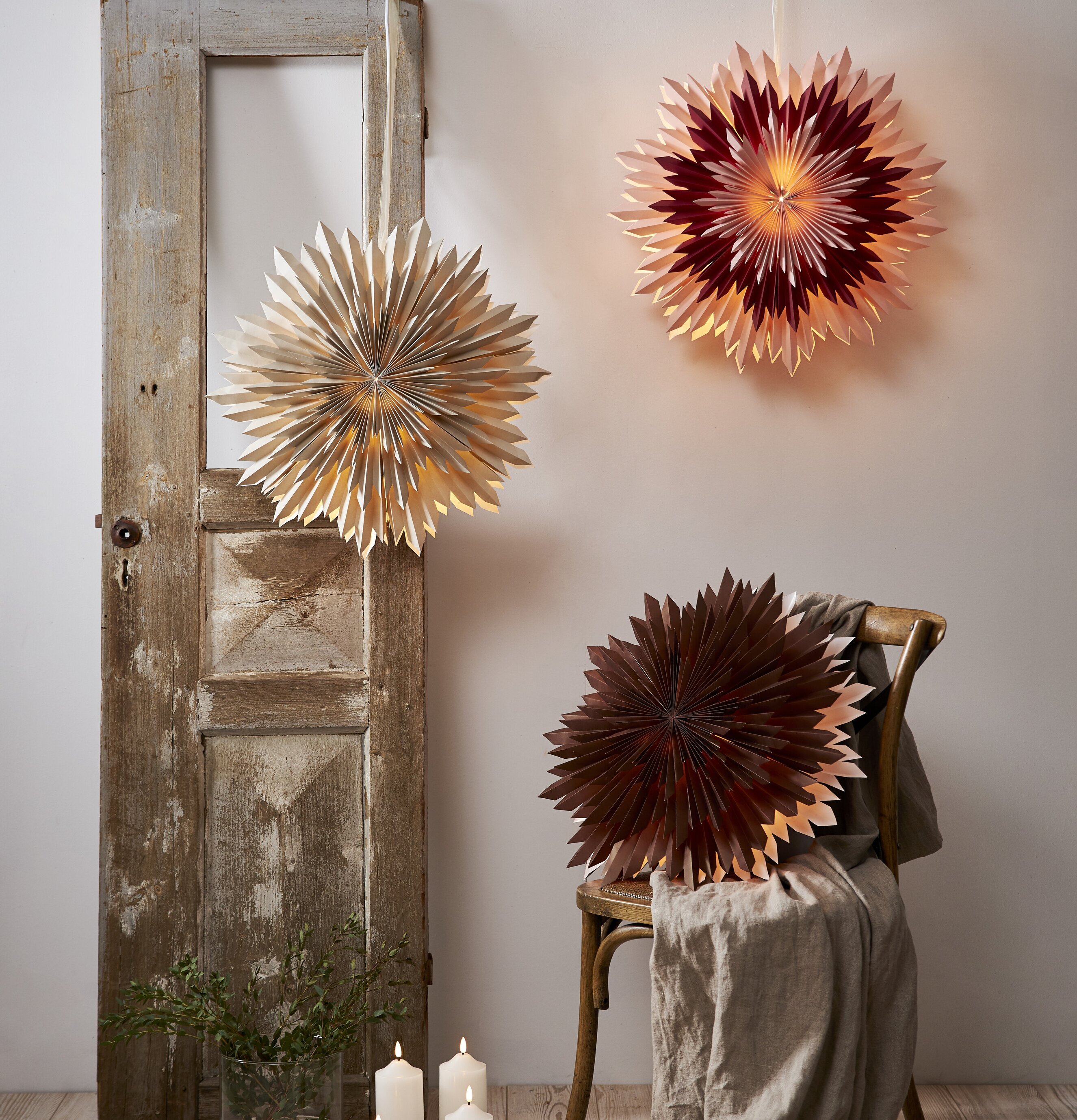 Pappersstjärna Ice Rosa/Röd från Star Trading i tre miljöer