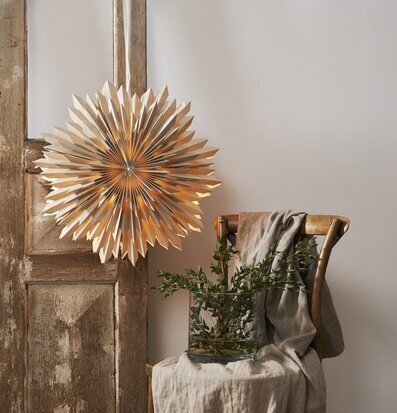 Pappersstjärna Ice Beige från Star Trading på trädörr