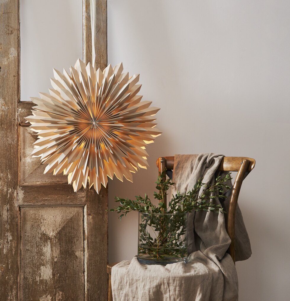 Pappersstjärna Ice Beige från Star Trading på trädörr