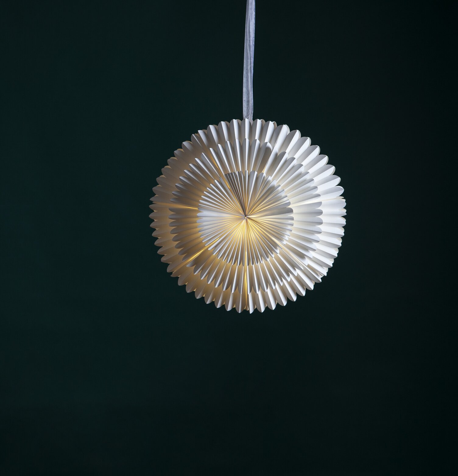 Pappersstjärna Frost Vit från Star Trading i mörk miljö