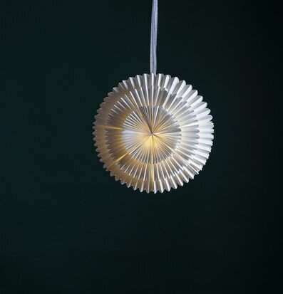 Pappersstjärna Frost Vit från Star Trading i mörk miljö