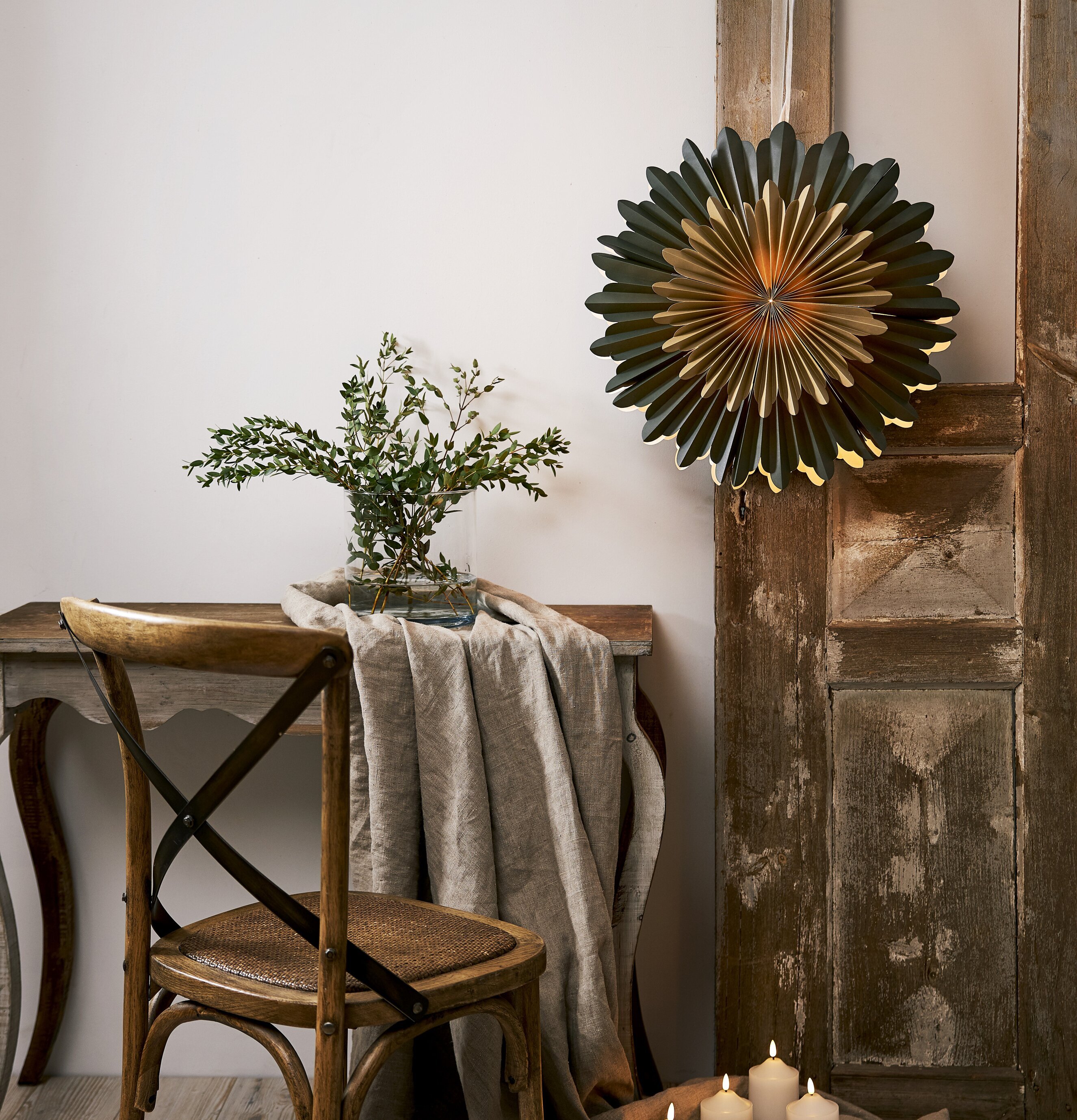 Pappersstjärna Crystal Grön/Guld från Star Trading hängande