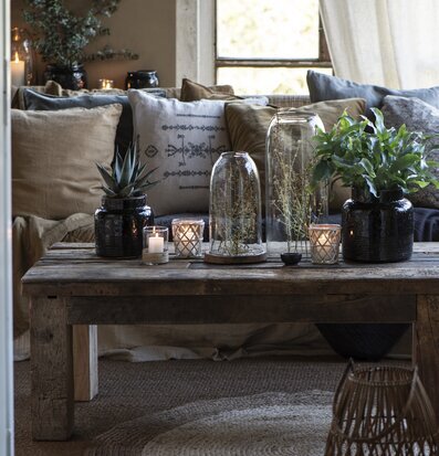 Glasklocka Stor från IB Laursen på rustikt soffbord