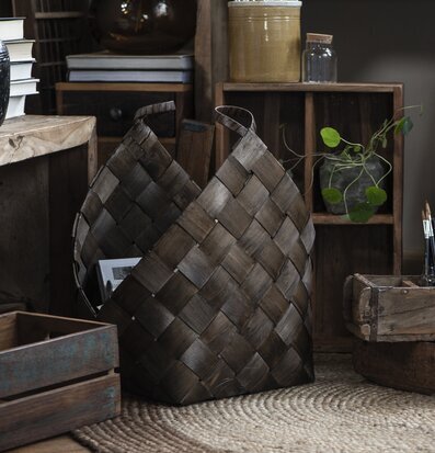 Spånkorg Med Öglor från IB Laursen i en rustik miljö