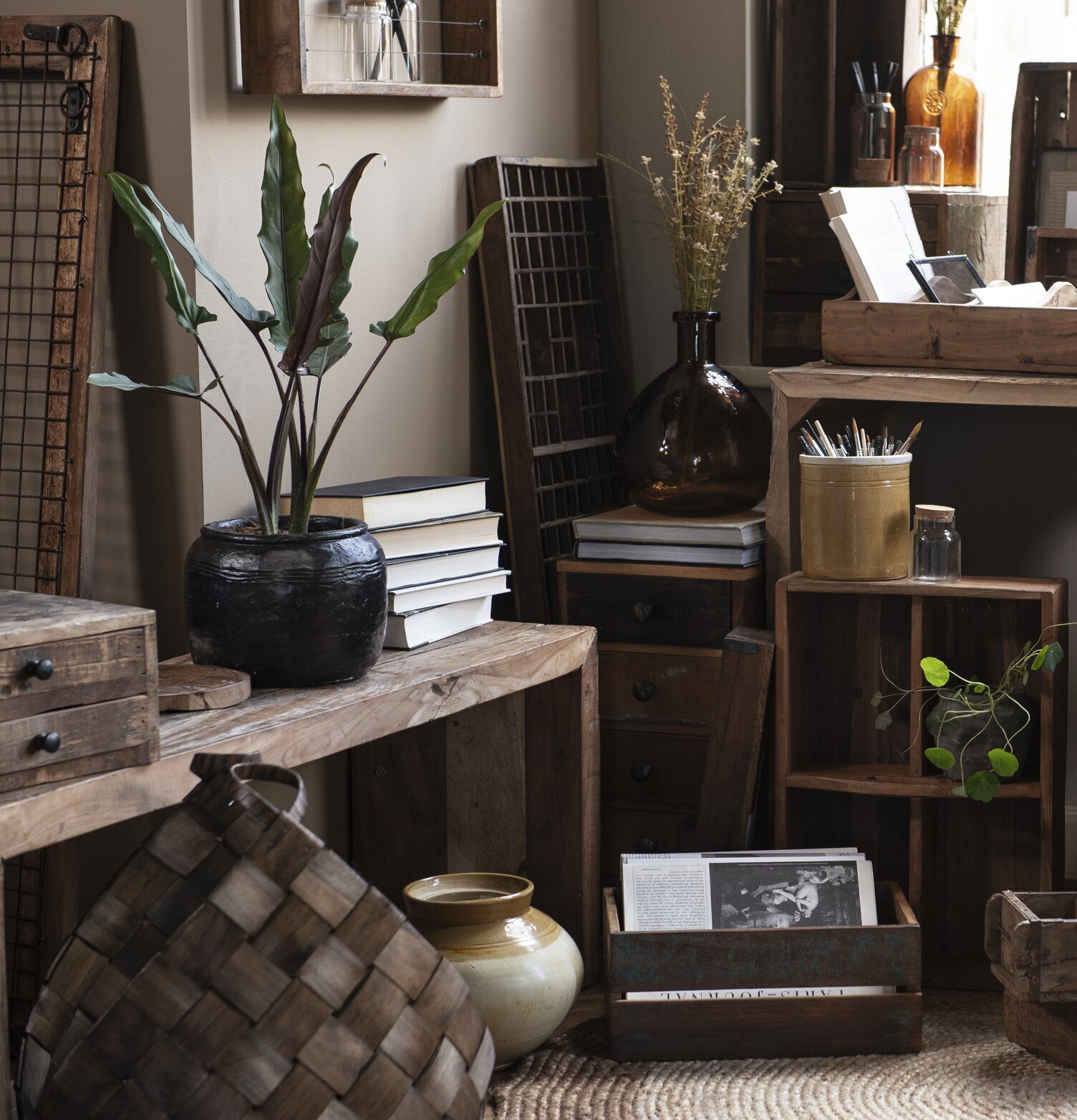 Spånkorg Med Öglor från IB Laursen i ett rustikt rum