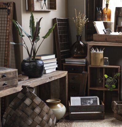 Spånkorg Med Öglor från IB Laursen i ett rustikt rum