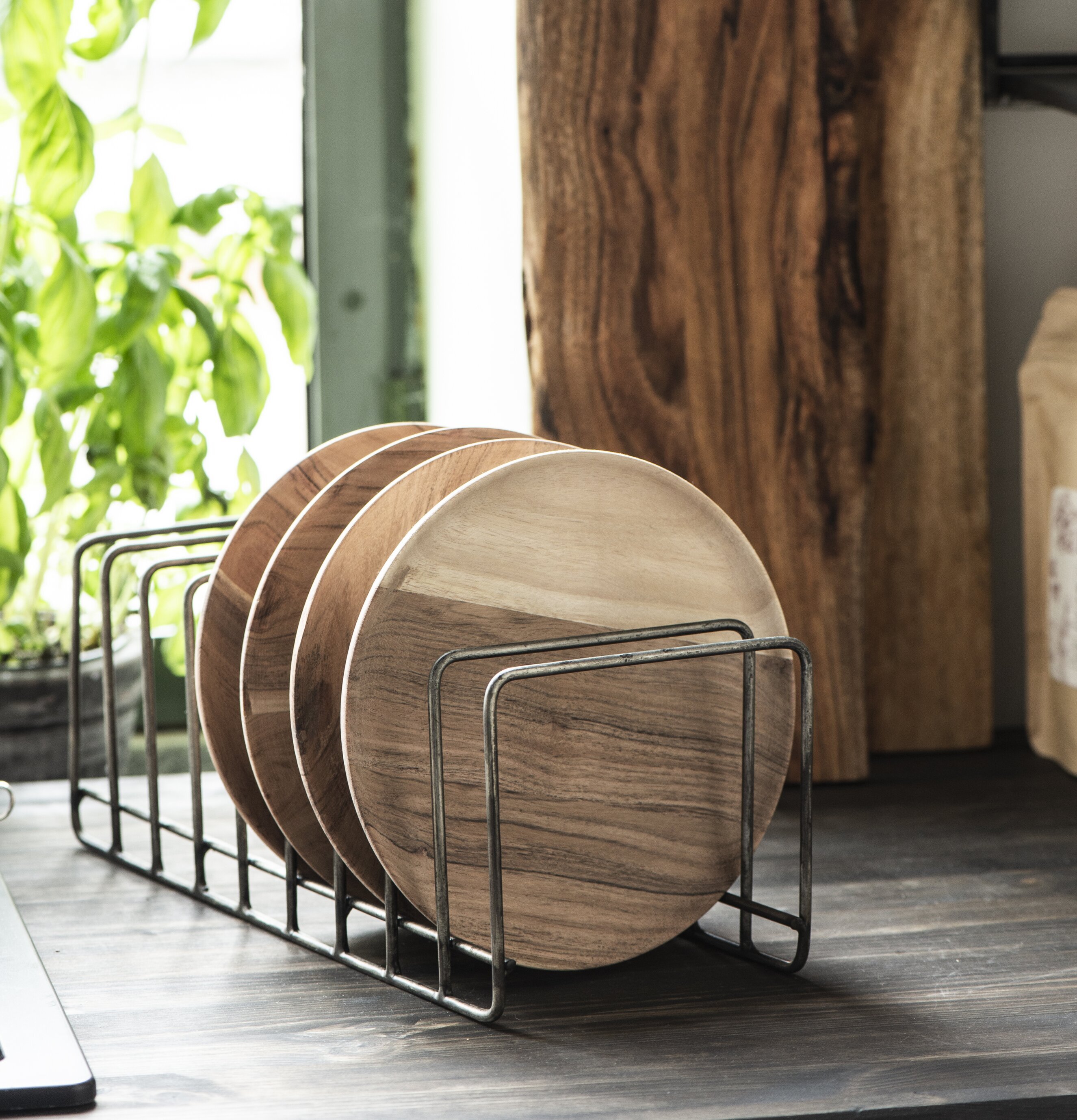 Tallrikshållare från IB Laursen på en mörk köksbänk