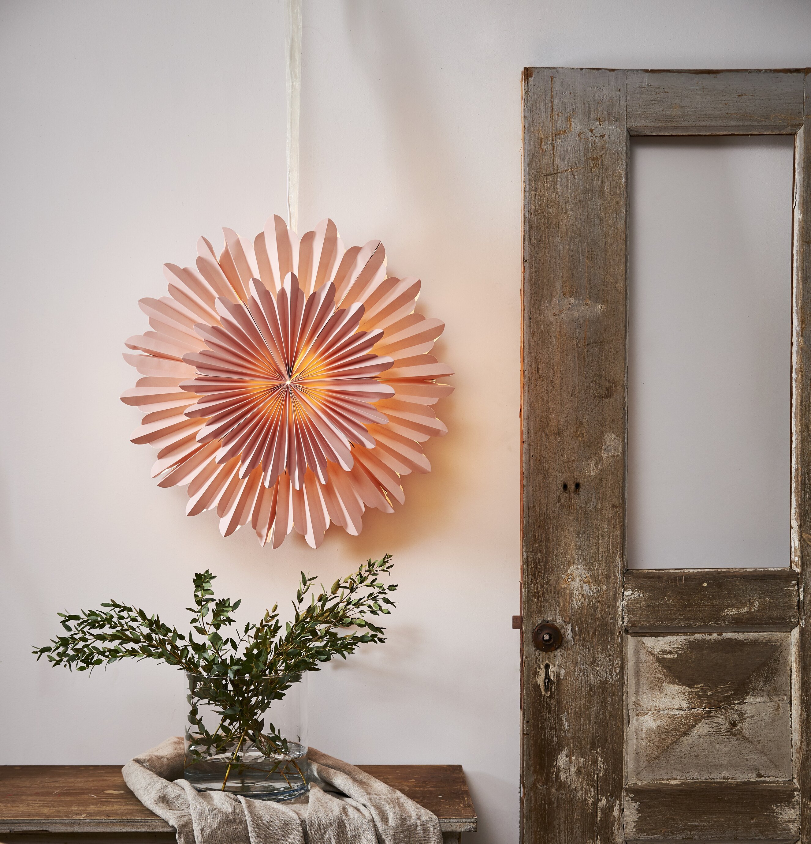 Pappersstjärna Crystal Rosa från Star Trading i rustik miljö