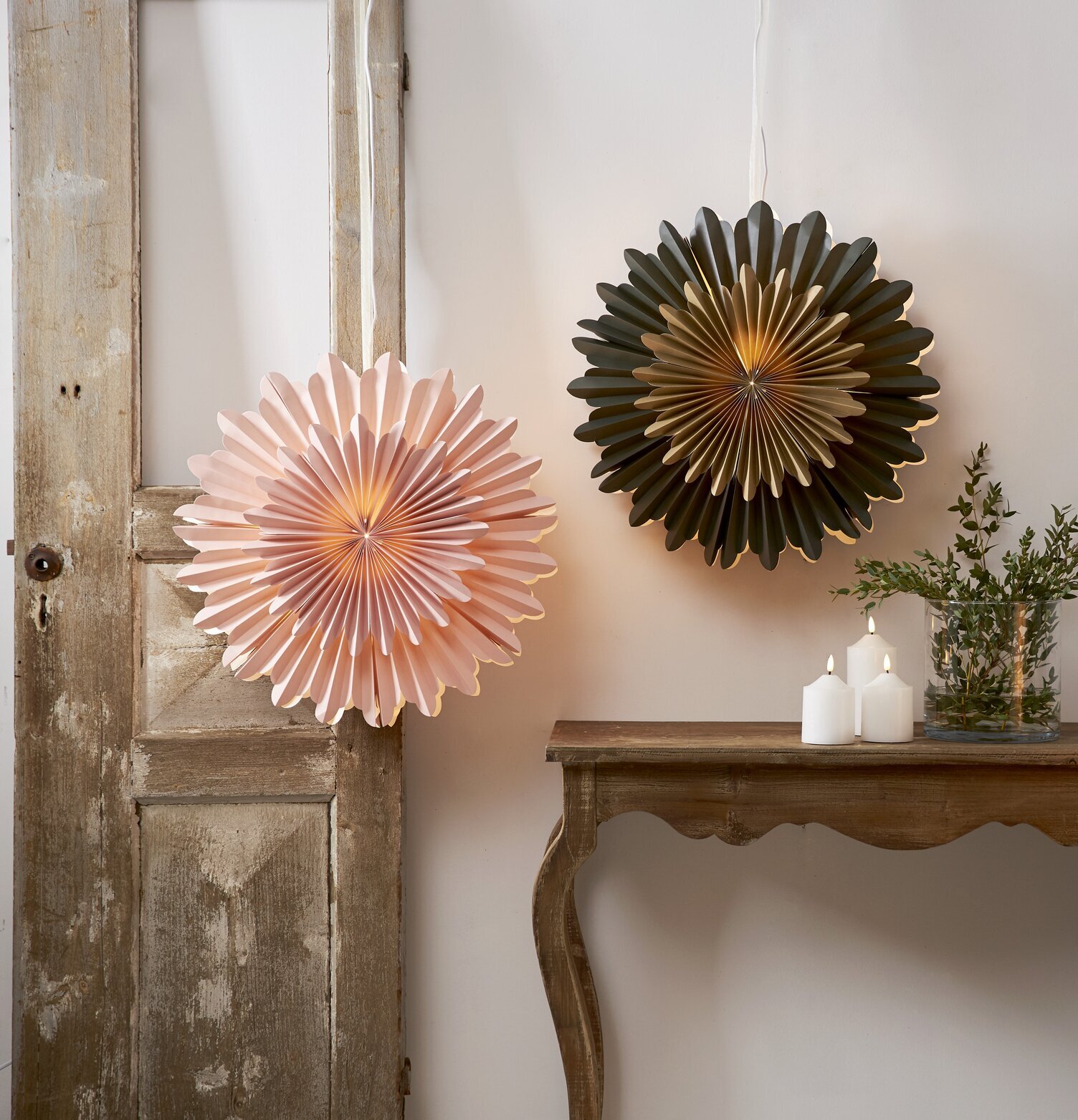 Pappersstjärna Crystal Rosa från Star Trading i rustik miljö