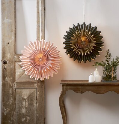 Pappersstjärna Crystal Rosa från Star Trading i rustik miljö
