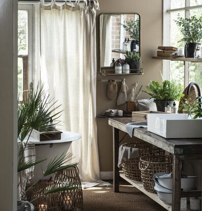 Väggspegel Med Hylla Mässing från IB Laursen i badrum