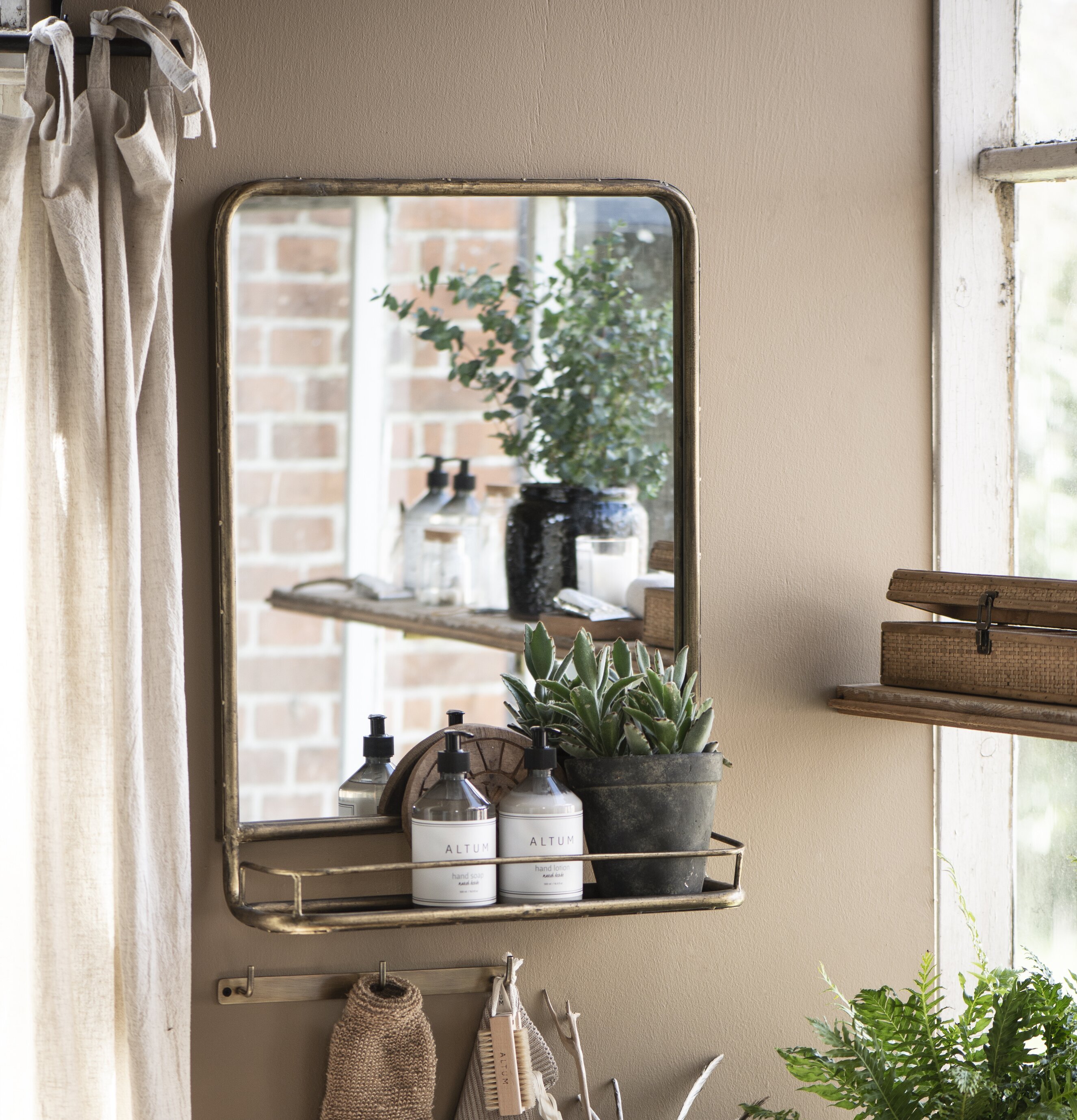 Väggspegel Med Hylla Mässing från IB Laursen med förvaring