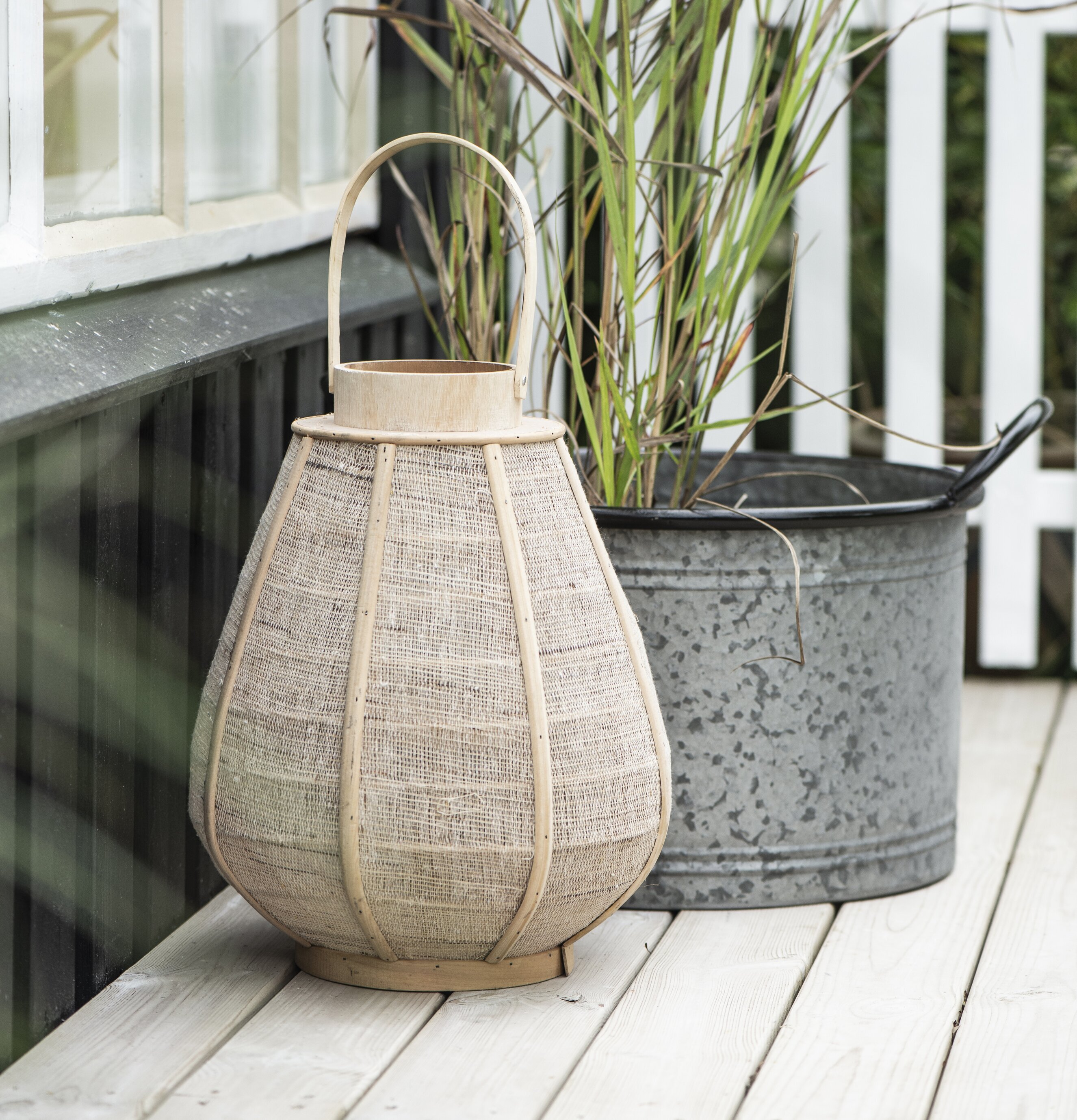 Bild av harmonisk utomhusmiljö med lyktor och växter