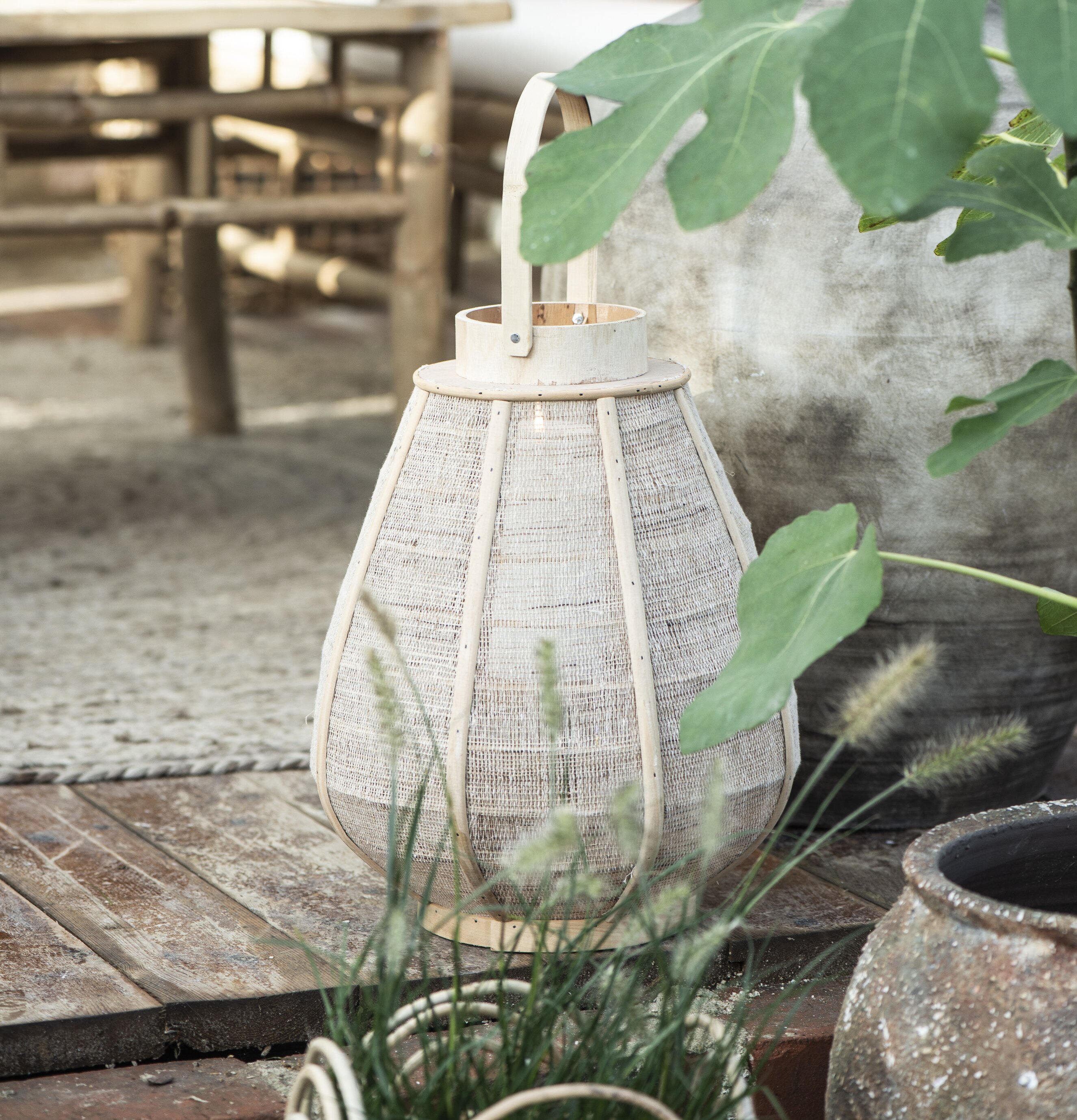 Golvlykta Hessian från IB Laursen på en träterrass utomhus