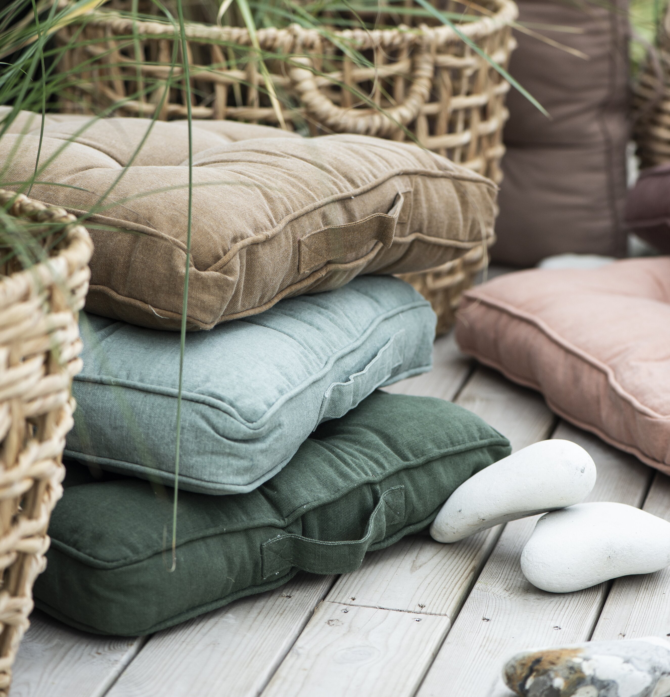 Golvkudde Dusty Chalk Green från IB Laursen i naturlig miljö