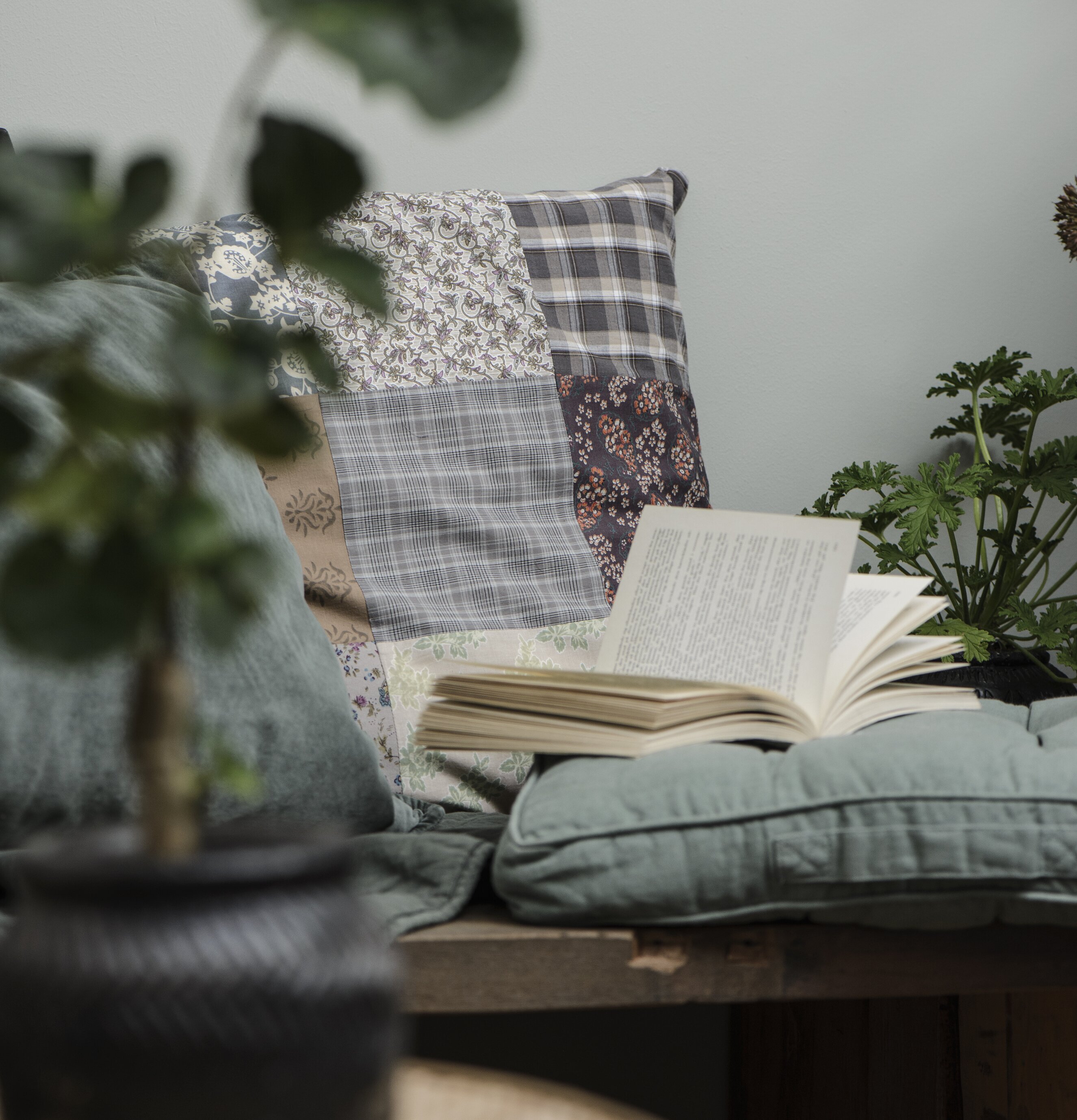 Golvkudde Dusty Chalk Green från IB Laursen i hemtrevlig miljö