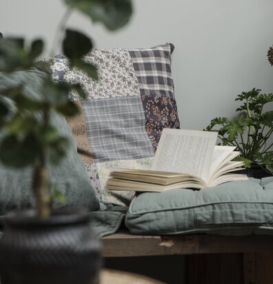 Golvkudde Dusty Chalk Green från IB Laursen i hemtrevlig miljö