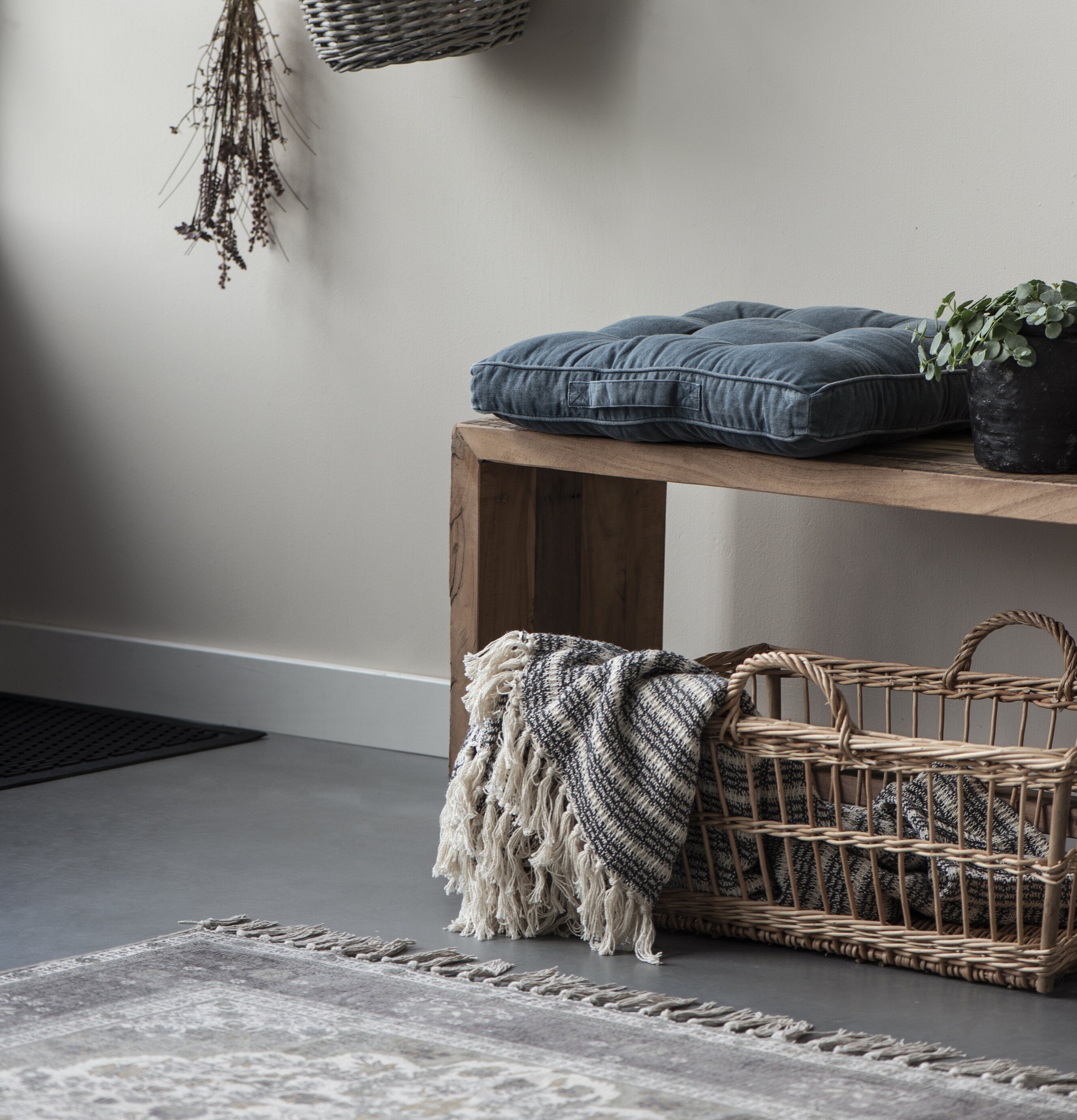 Golvkudde Historical Blue från IB Laursen på träbänk