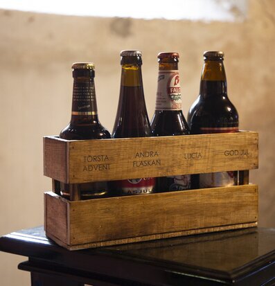 Trälåda Advent från Different Design med fyra dryckfack