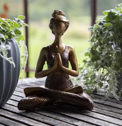 Yoga Kvinna Poly Brun/Guld från Different Design i lotusposition