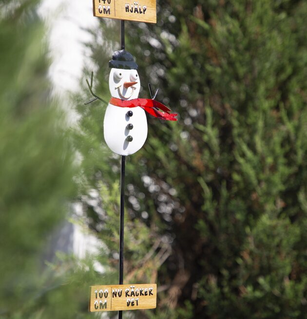 Snömätare Snögubbe Hamrad Plåt från Different Design i trädgård