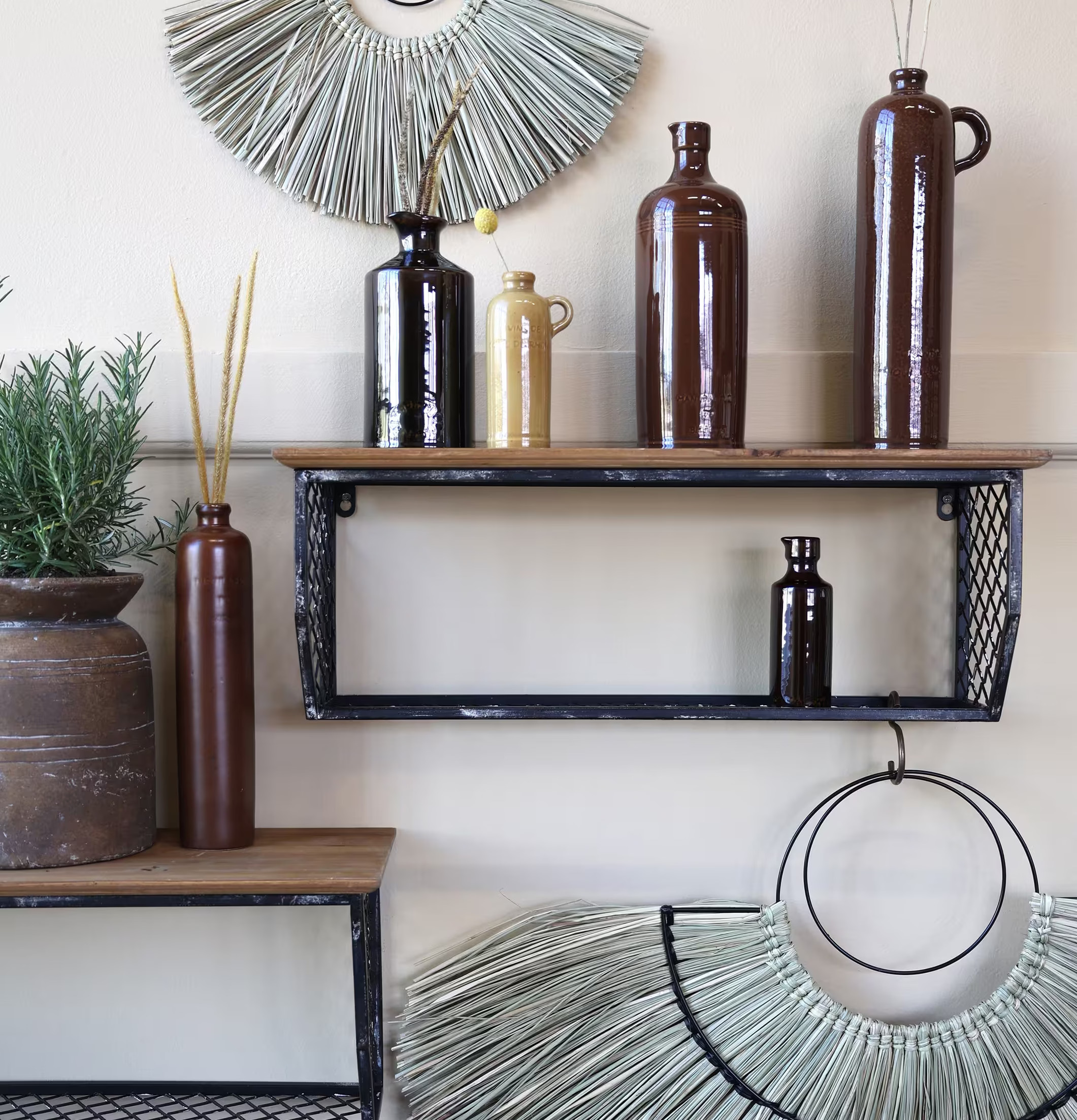 Vägghylla Set/2 Antiksvart från Chic Antique mot beige vägg