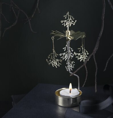 Bild av stilfull inredning med gyllene änglaspel