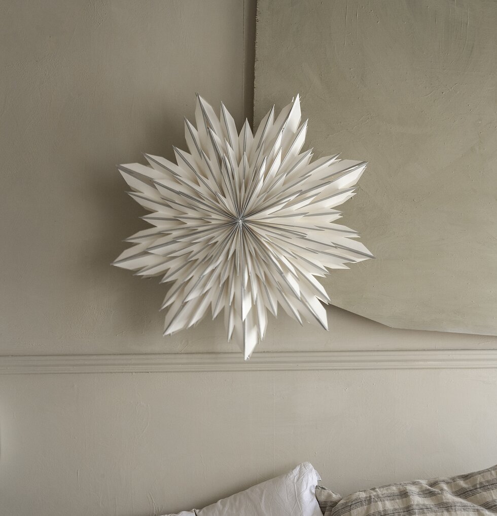 Julstjärna Elsa 60 Silver/Vit från Watt och Veke på vägg