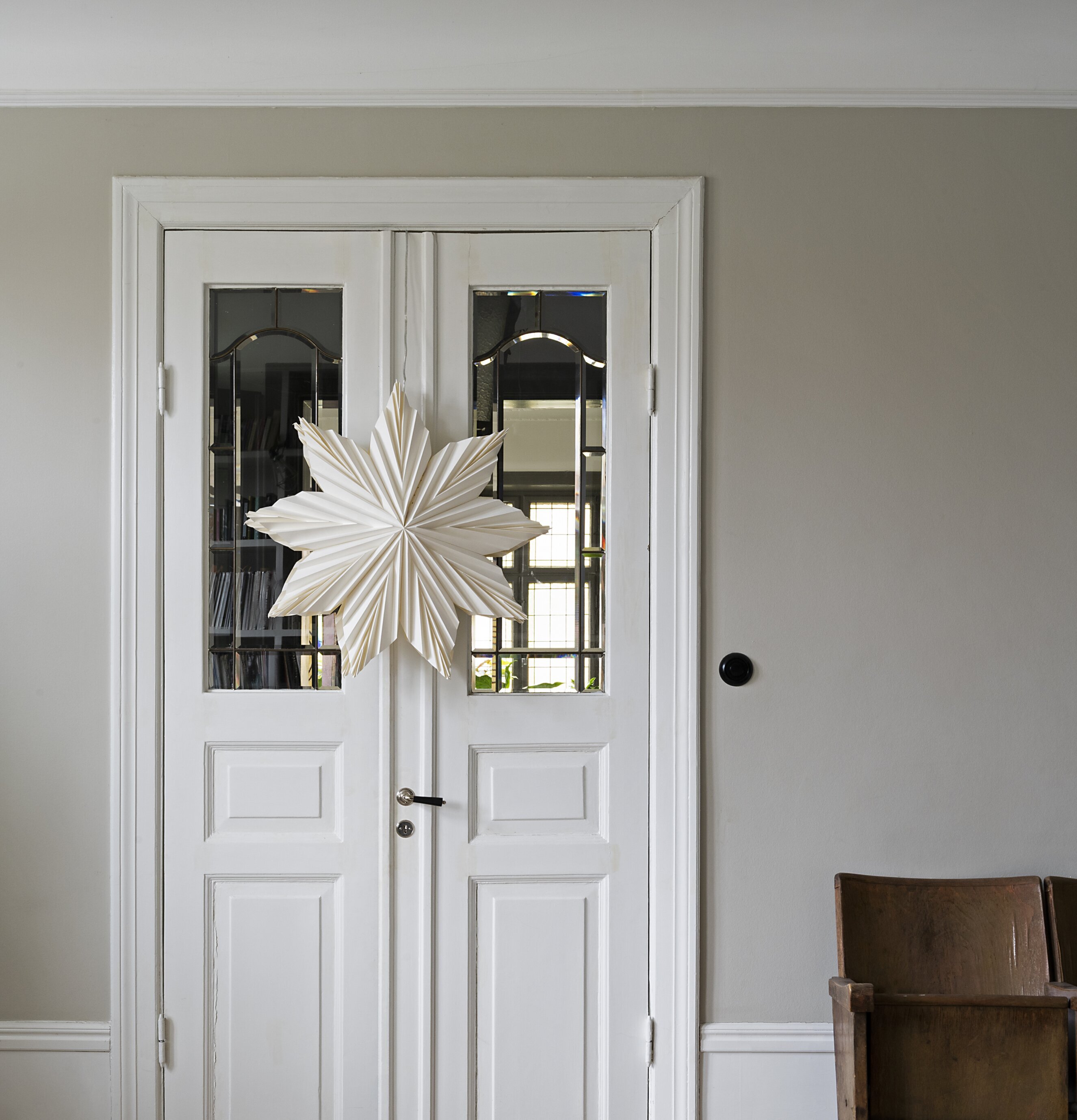 Julstjärna Signe 60 Vit från Watt och Veke på dubbeldörr