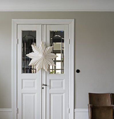 Julstjärna Signe 60 Vit från Watt och Veke på dubbeldörr