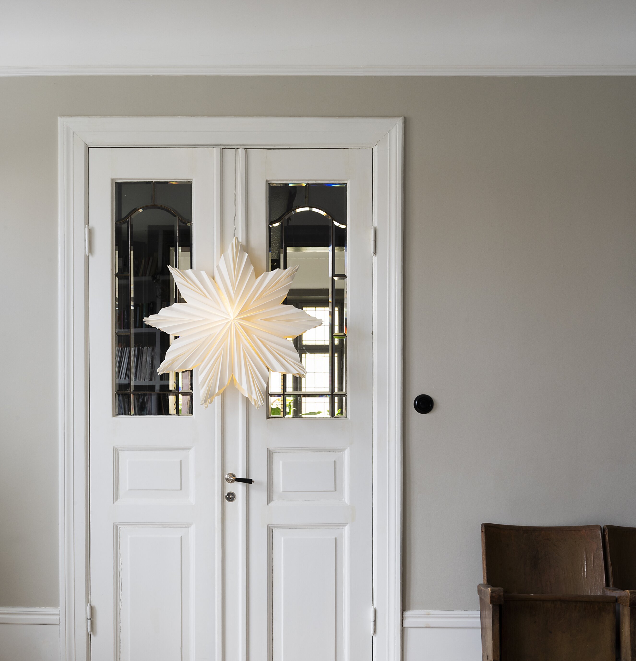Julstjärna Signe 60 Vit från Watt och Veke på vit dörr