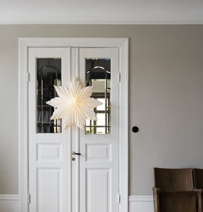 Julstjärna Signe 60 Vit från Watt och Veke på vit dörr