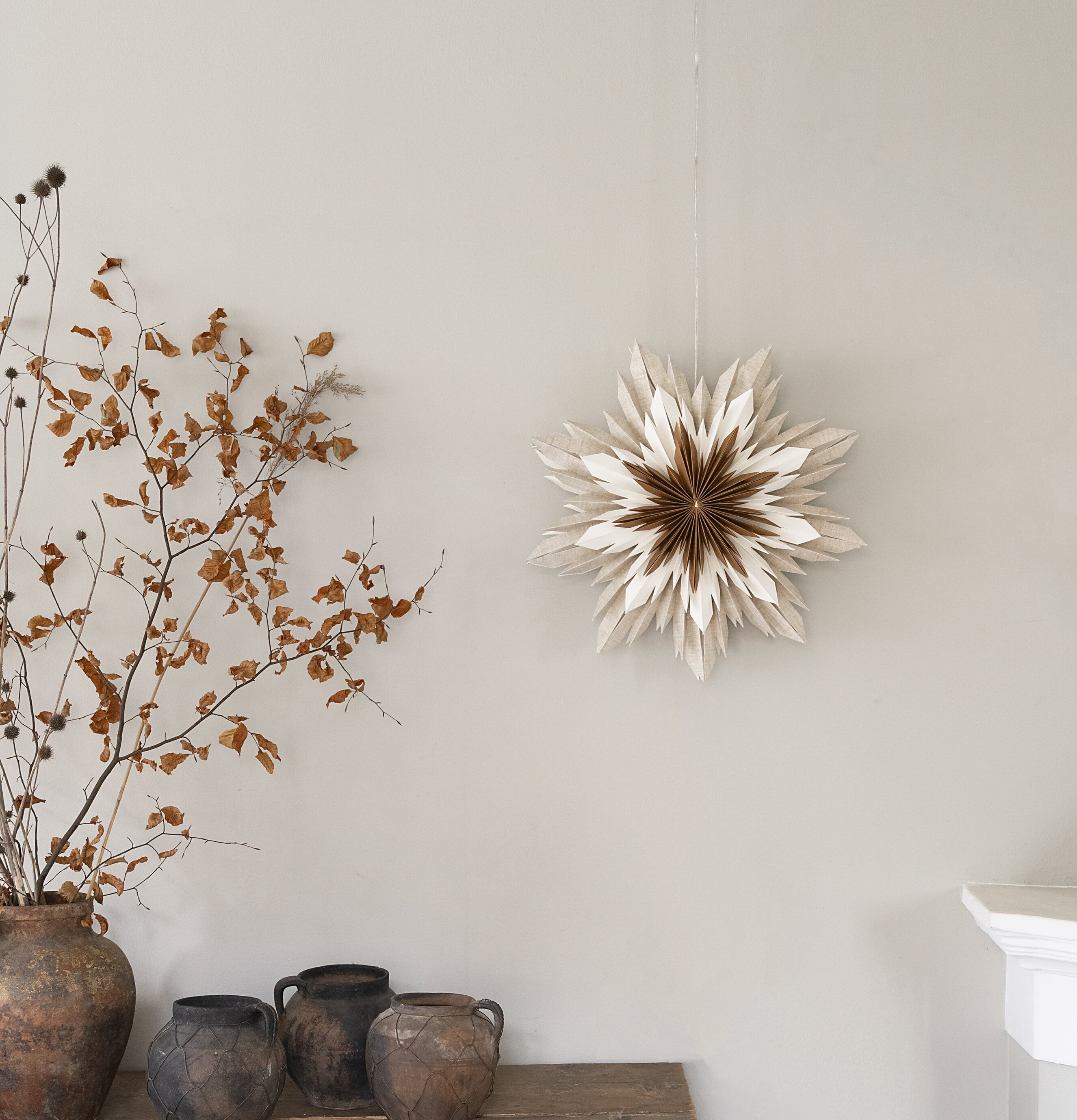 Julstjärna Marta 60 Brun från Watt och Veke hänger på vägg