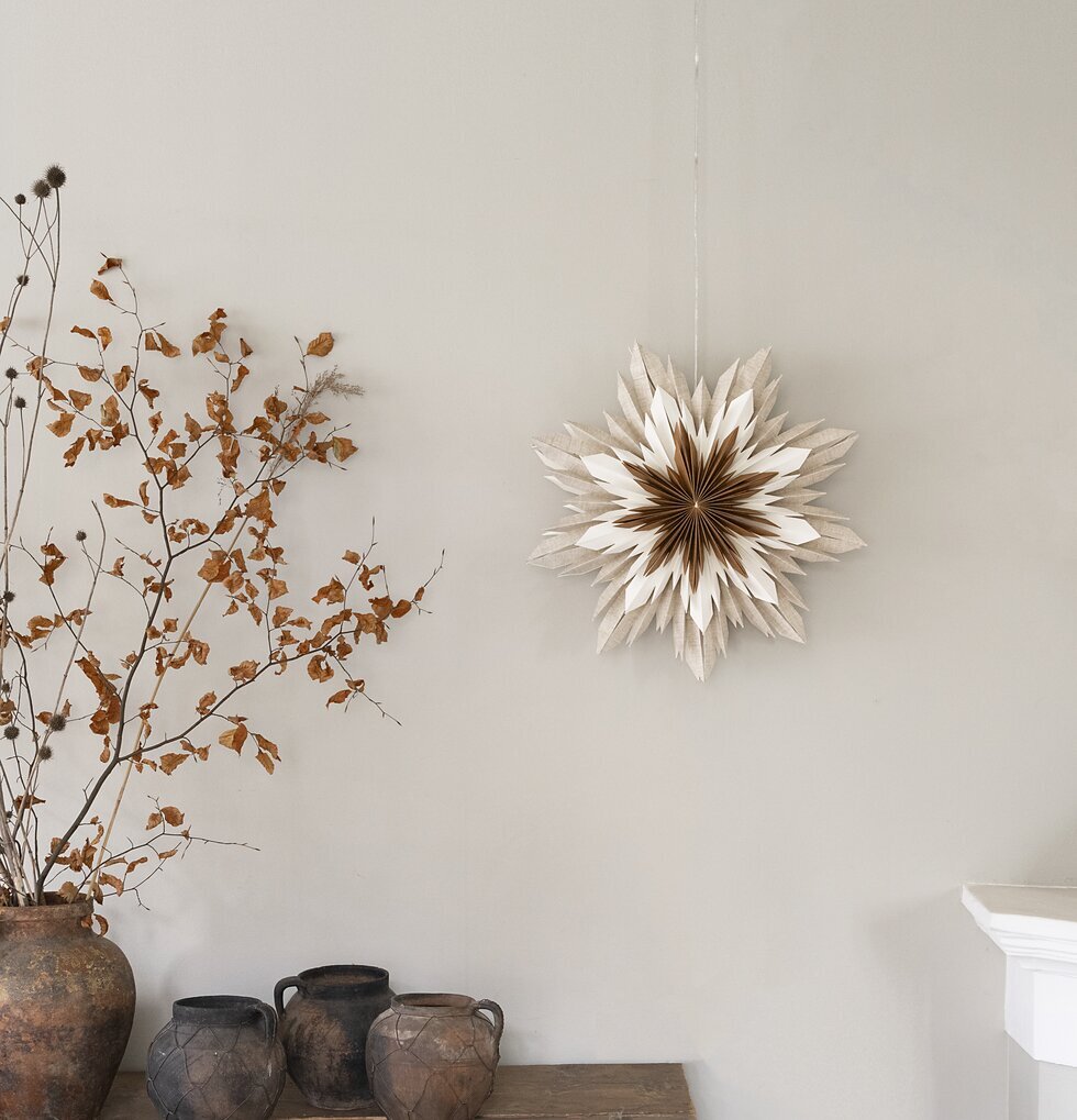 Julstjärna Marta 60 Brun från Watt och Veke hänger på vägg