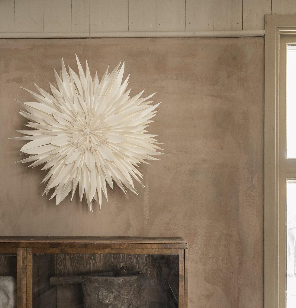 Julstjärna Maja 60 Vit från Watt och Veke på ljusbrun vägg