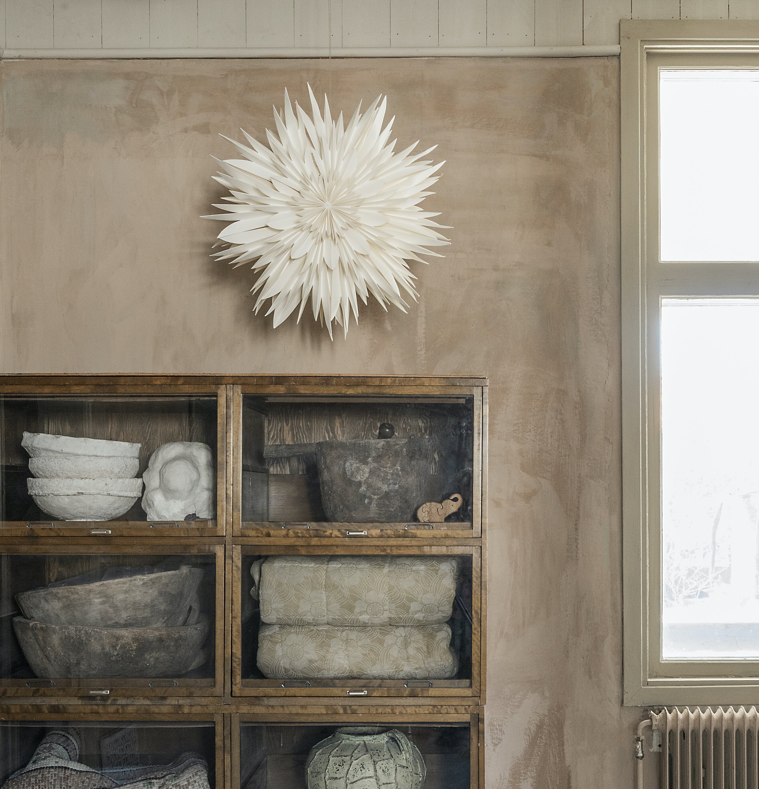 Julstjärna Maja 60 Vit från Watt och Veke på rustik vägg