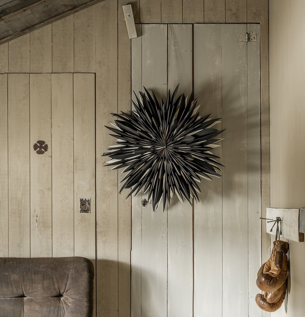 Julstjärna Maja 60 Svart från Watt och Veke på trävägg