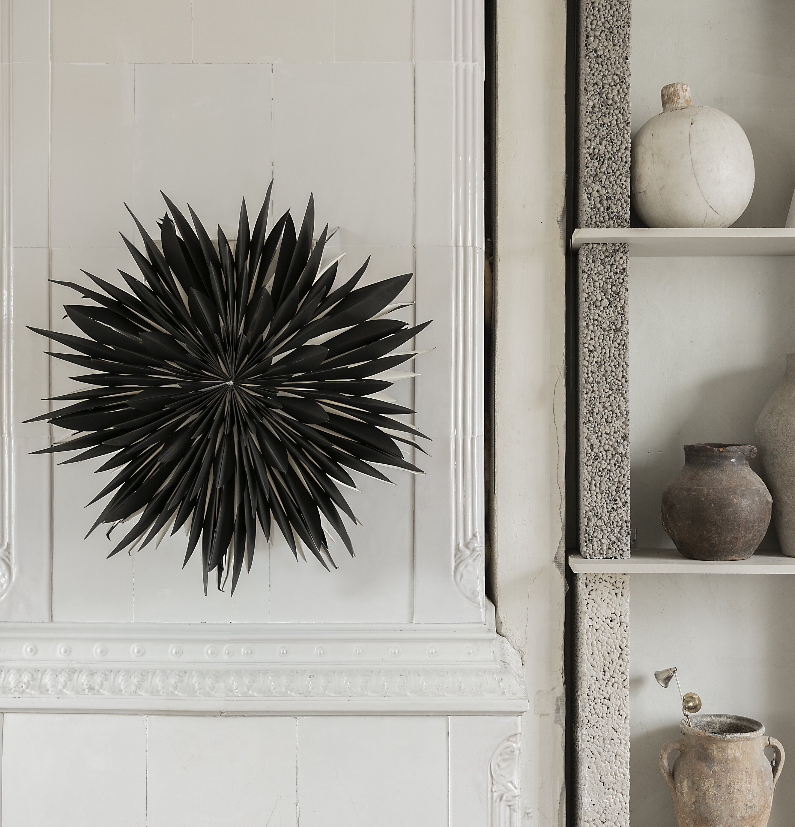 Julstjärna Maja 60 Svart från Watt och Veke på vit vägg