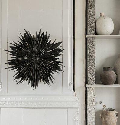 Julstjärna Maja 60 Svart från Watt och Veke på vit vägg