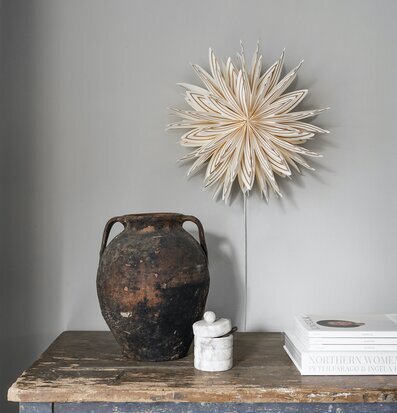 Julstjärna Lovisa 50 Guld från Watt och Veke på väggen