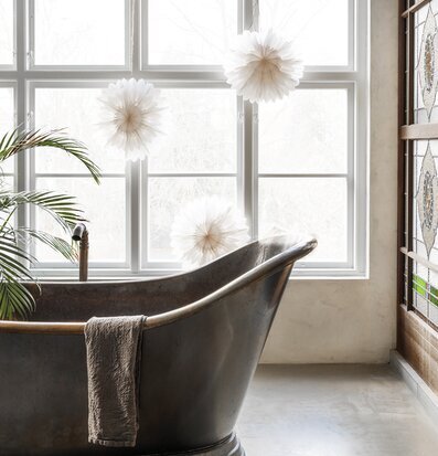 Julstjärna Lotus 44 Vit från Watt och Veke i fönsterkarm