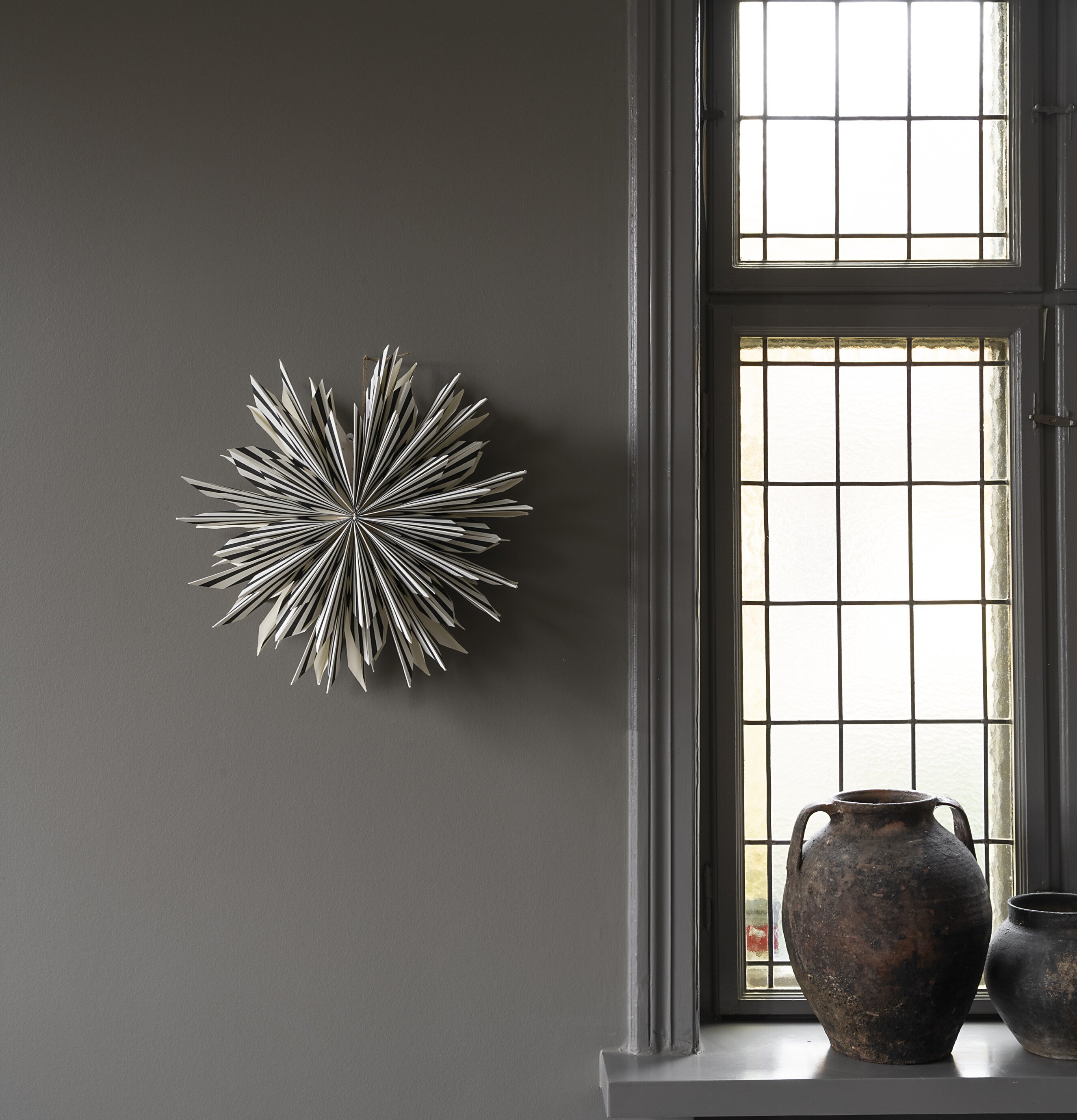 Julstjärna Leah 50 Svart från Watt och Veke på grå vägg