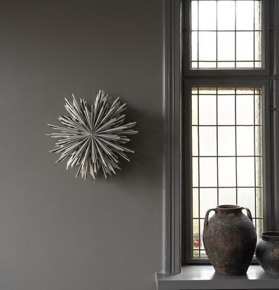 Julstjärna Leah 50 Svart från Watt och Veke på grå vägg