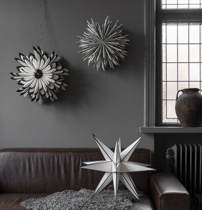 Julstjärna Freja 50 Svart från Watt och Veke på lädersoffa